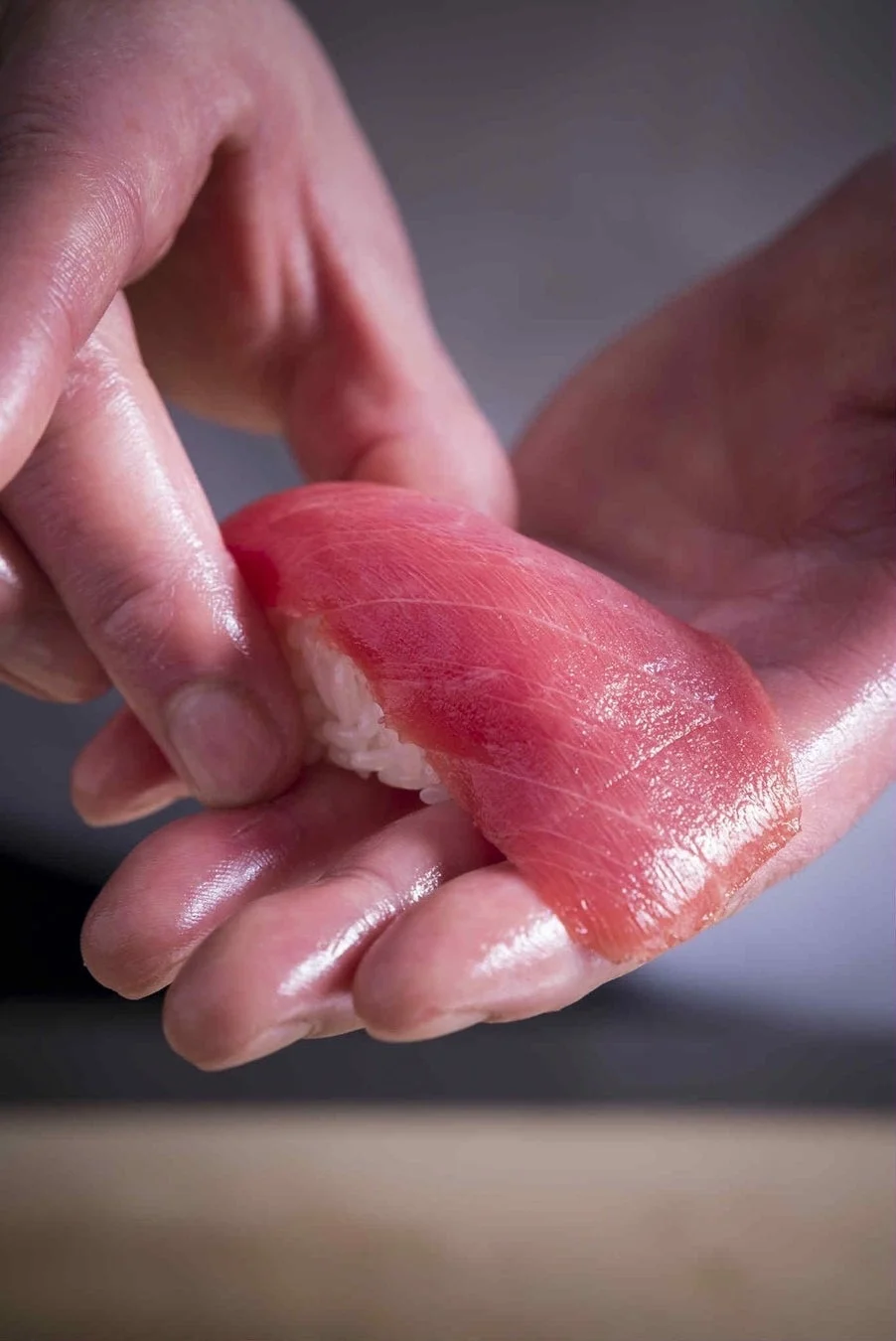 職人が握るマグロの握り寿司