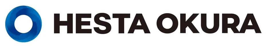「HESTA OKURA」というテキストと、青色の渦巻き模様のような円形ロゴが組み合わされた、企業のロゴマークです。