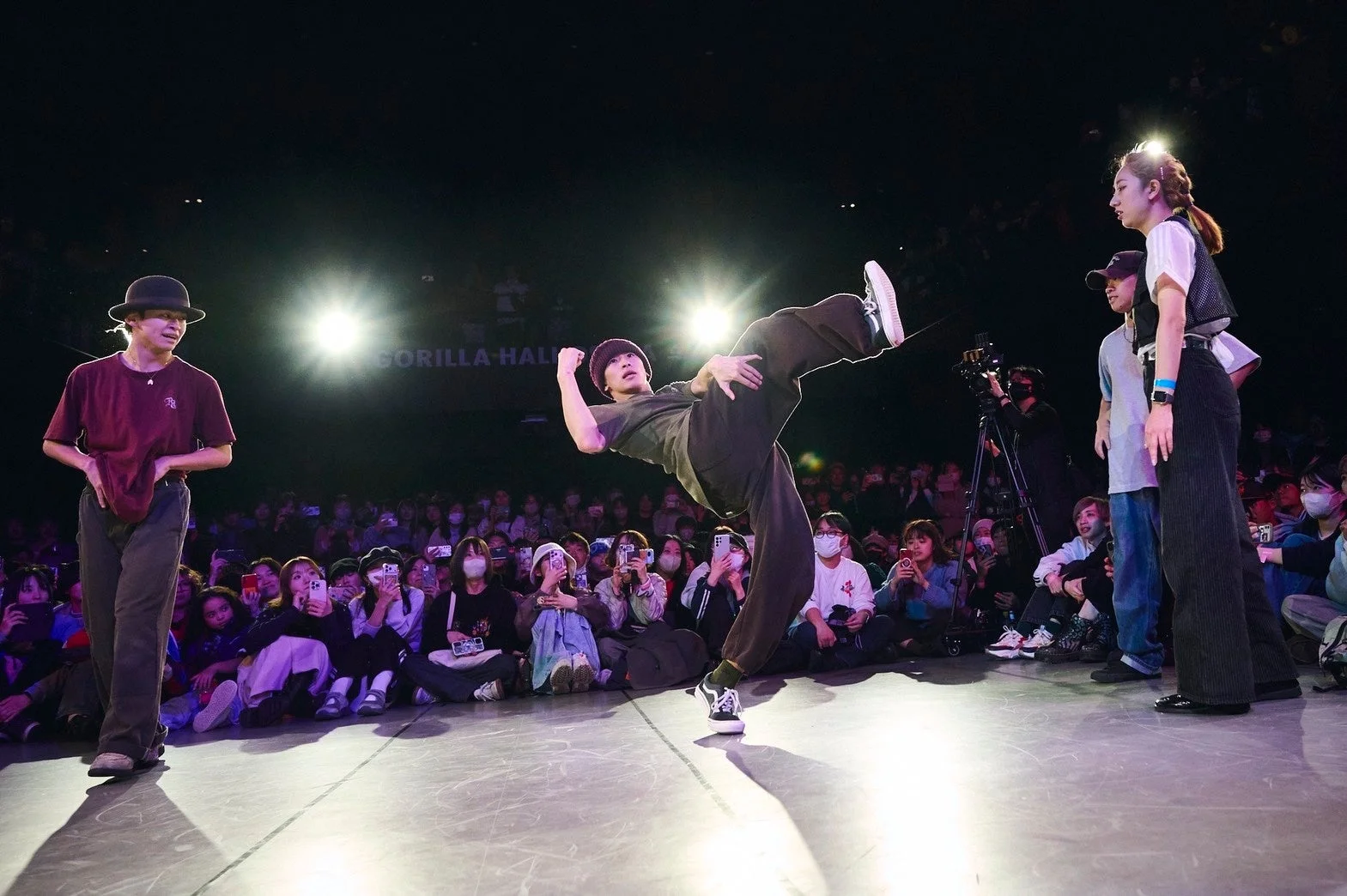 GORILLA HALLのステージと観客