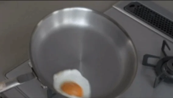 フライパンで調理中の目玉焼き