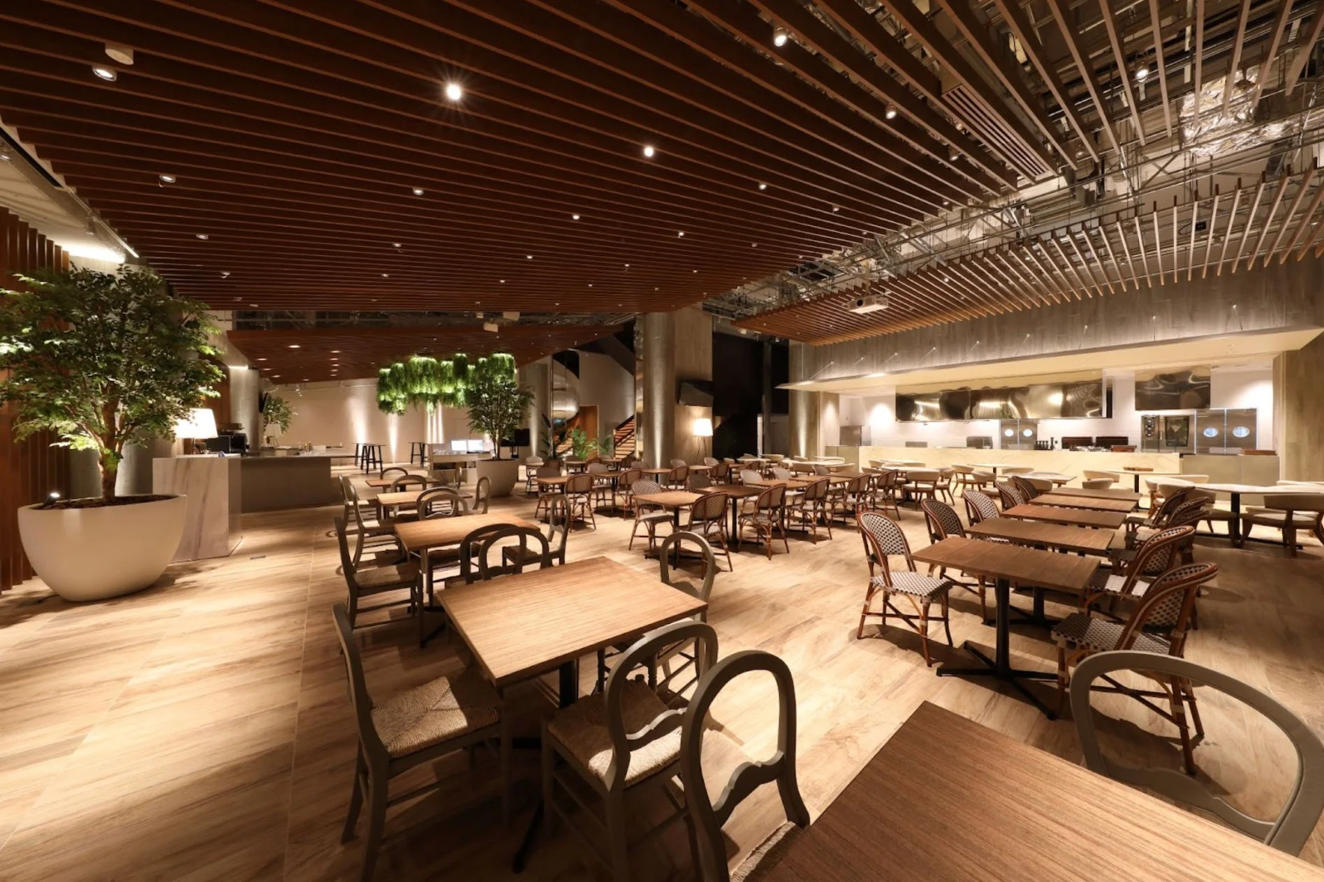 広々としたモダンなレストランのダイニングエリア