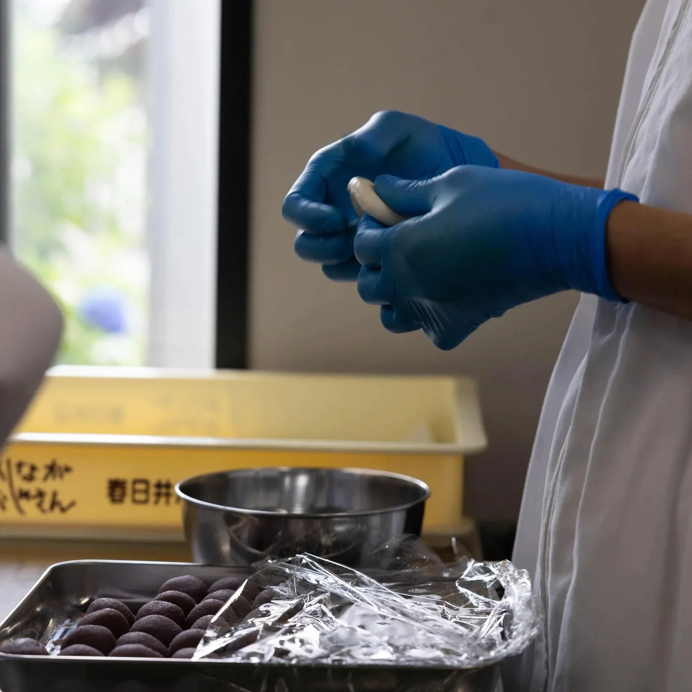 麩を成形する職人の手元