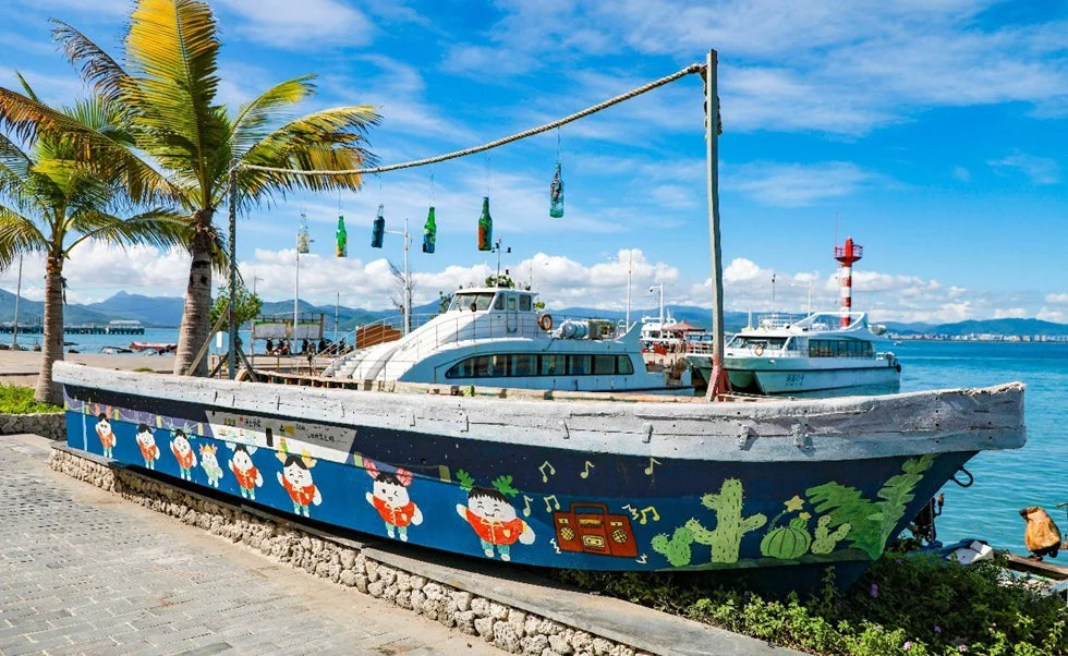 港に停泊する装飾ボートとフェリー