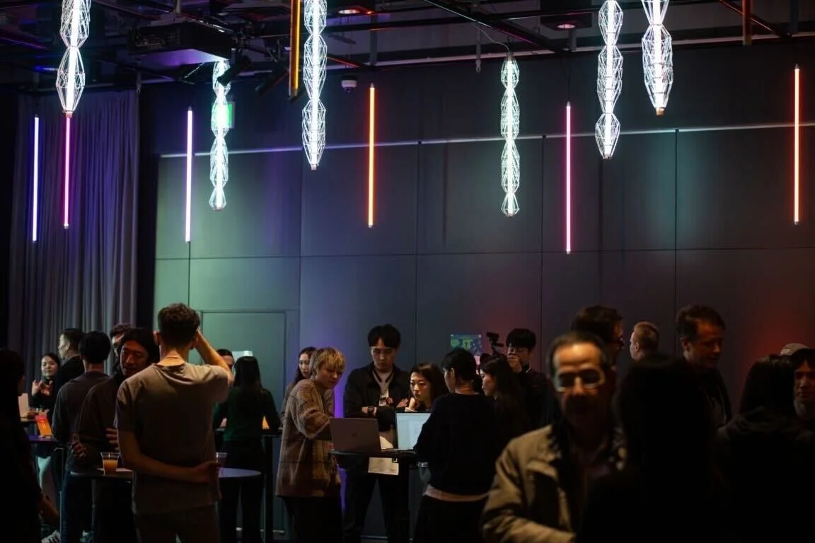 多くの人々が集まり交流しているイベントの様子