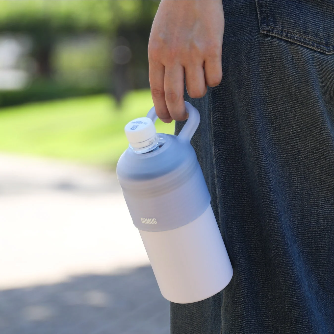 ハンドル付きで持ち歩きがラク