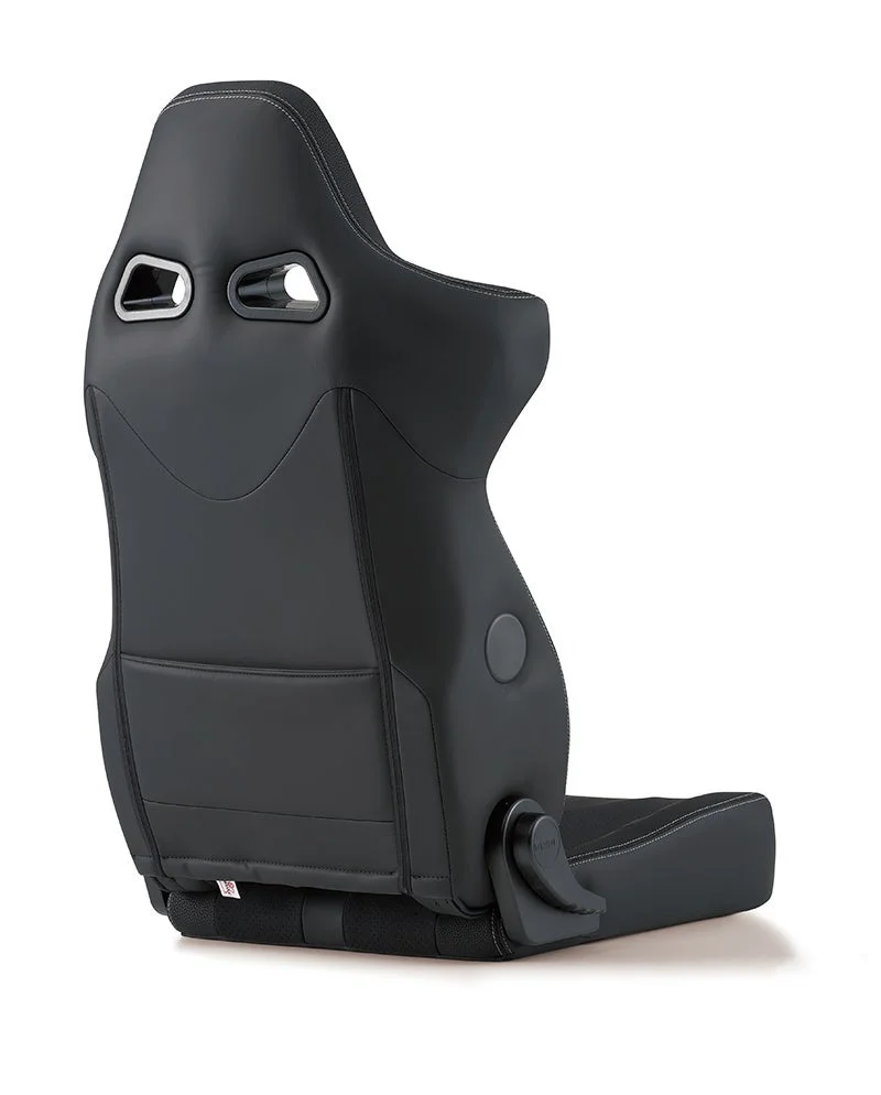 スポーティなシートデザイン