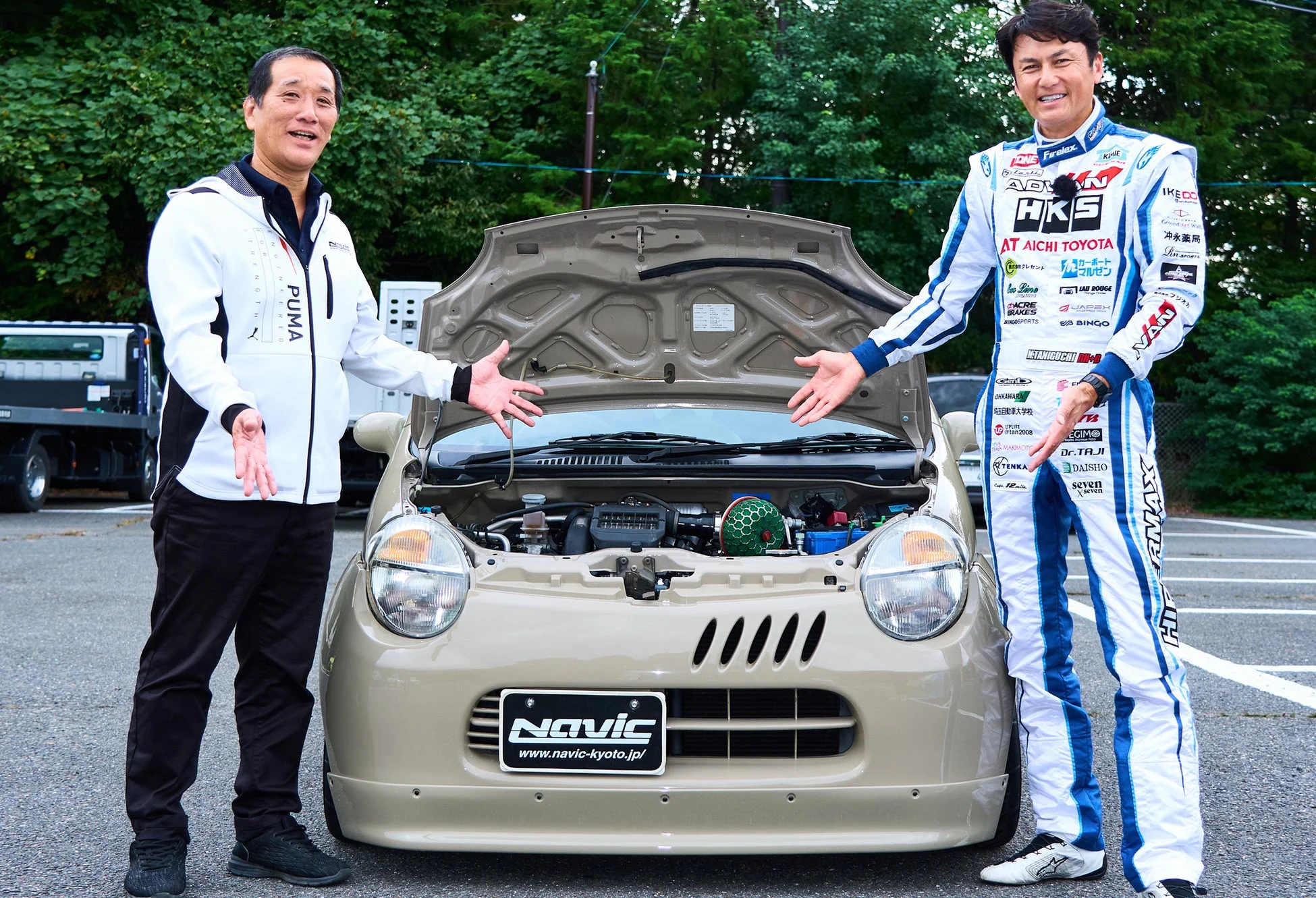 軽自動車チューニングカーと男性たち