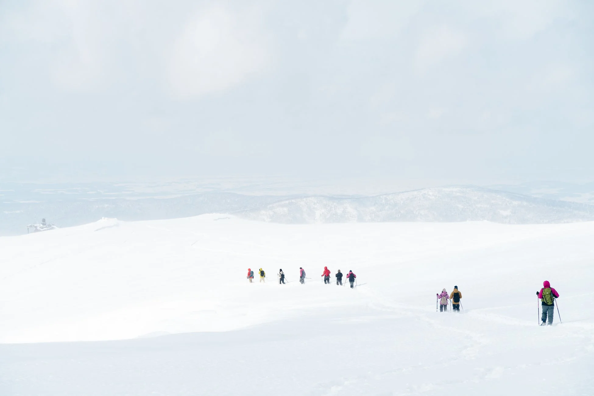 雪山でのハイキング
