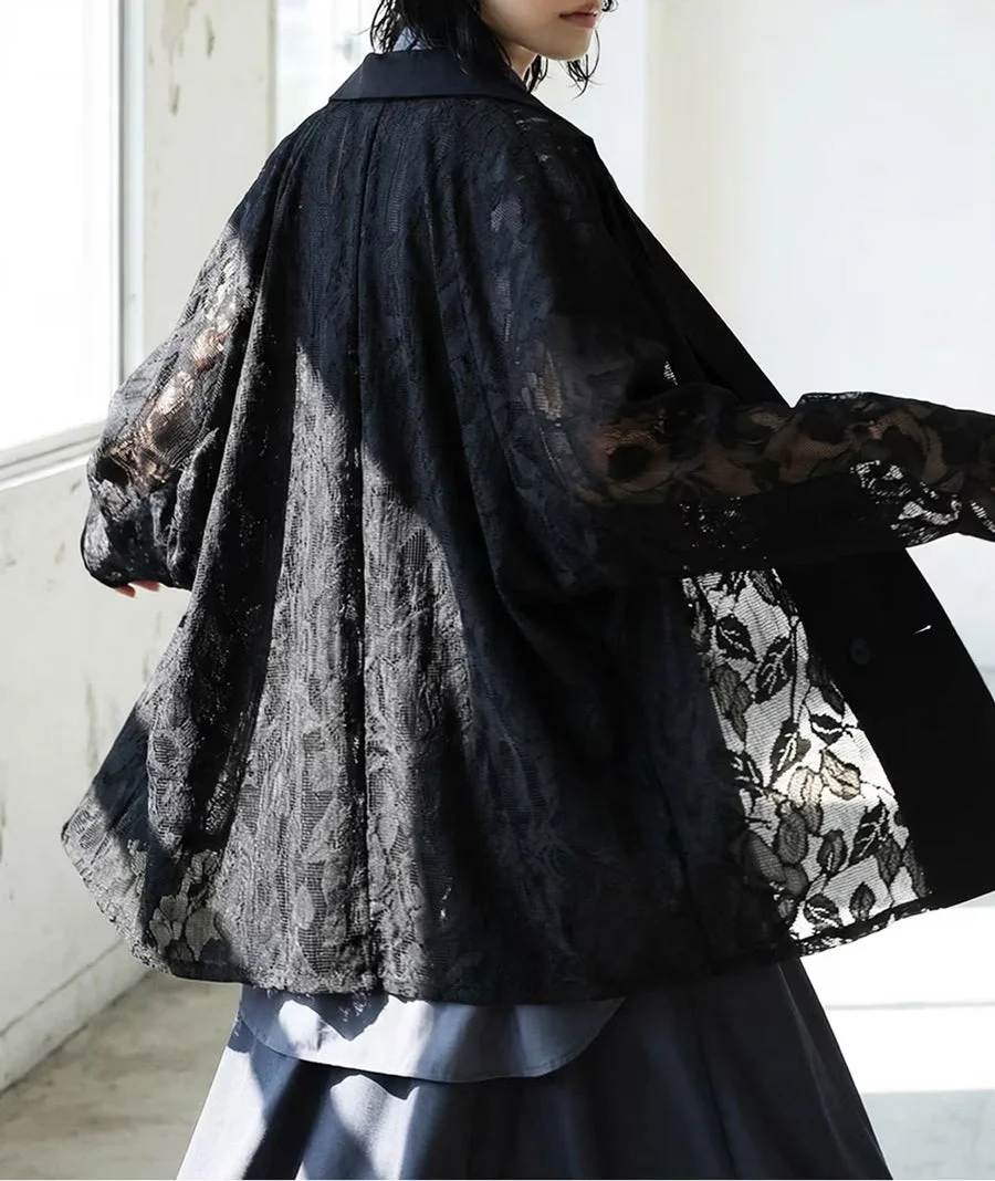 黒いレースのジャケットを羽織った人物の後ろ姿