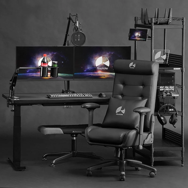 黒を基調としたプロフェッショナルなゲーミングセットアップの画像。Bauhutteのゲーミングチェア、デュアルモニター、マイク、収納棚などが配置され、快適なゲーム環境が整っている様子が伺えます。