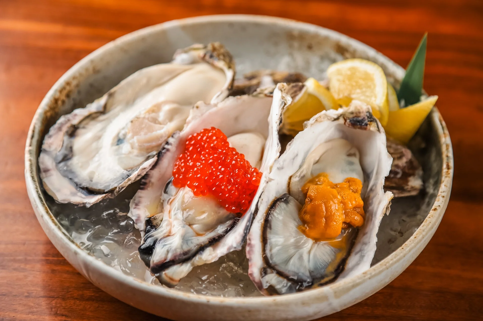 イクラとウニが添えられた生牡蠣の盛り合わせ