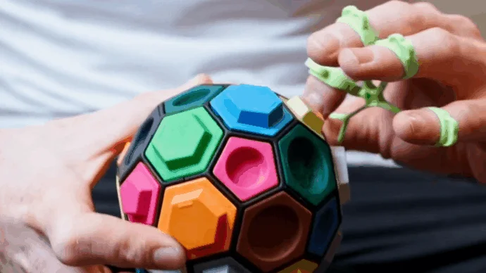 球体パズルを操作する手