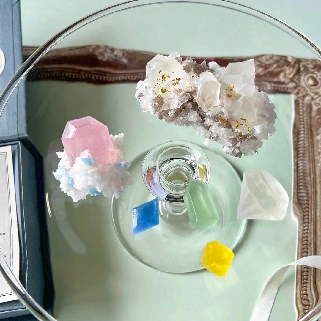 ガラスの器に盛られた美しい琥珀糖