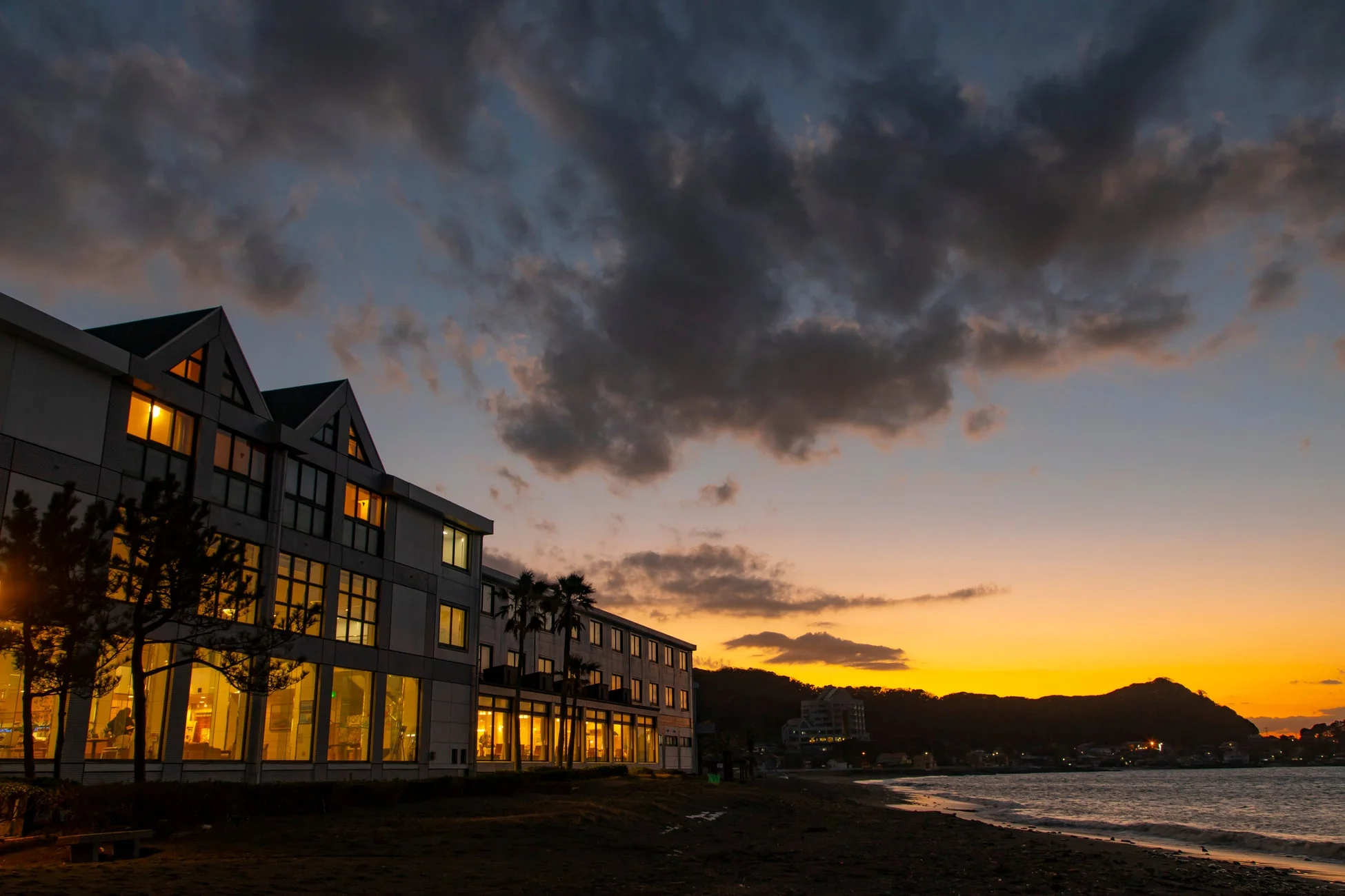 夕焼けのビーチとホテル