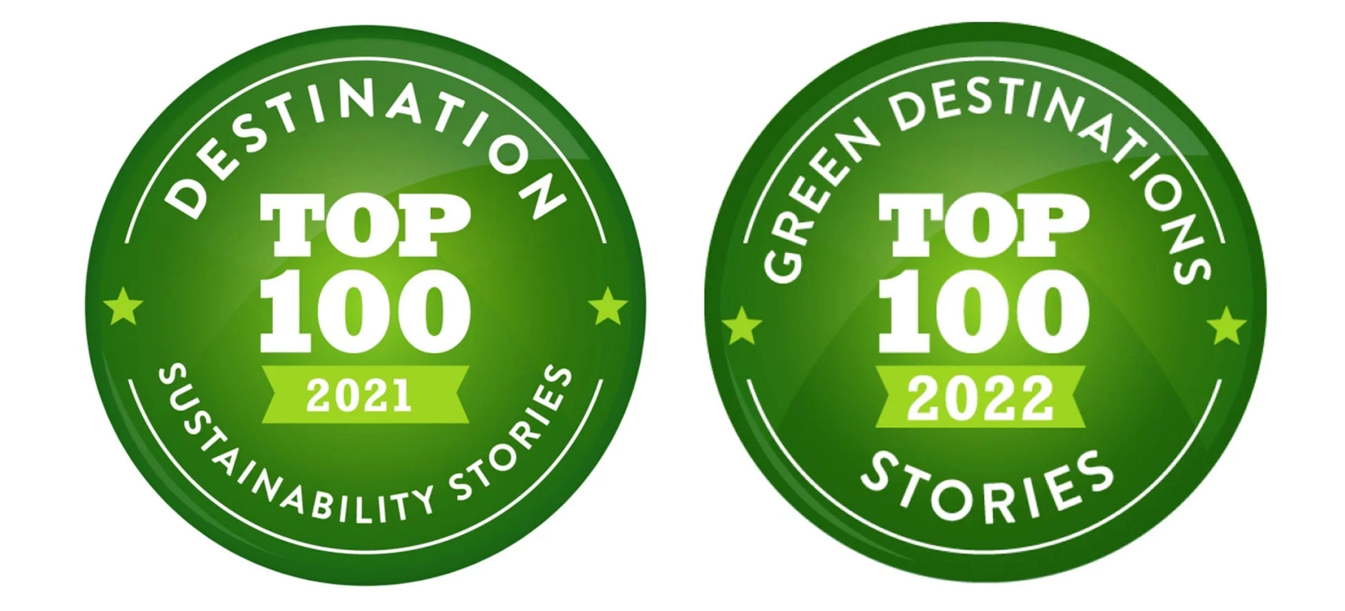 緑色の円形バッジが2つ並んだ画像。左は「DESTINATION TOP 100 SUSTAINABILITY STORIES 2021」、右は「GREEN DESTINATIONS TOP 100 STORIES 2022」と書かれており、持続可能な観光地としての評価を示しています。