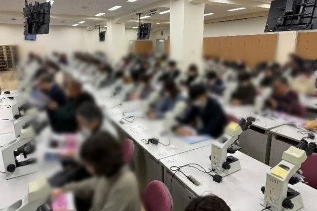 顕微鏡実習の様子