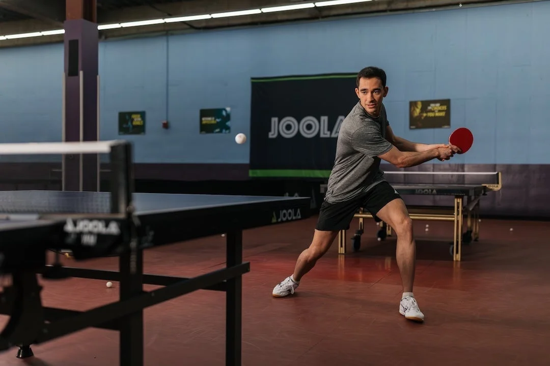 卓球をプレーするウーゴ・カルデラノ選手