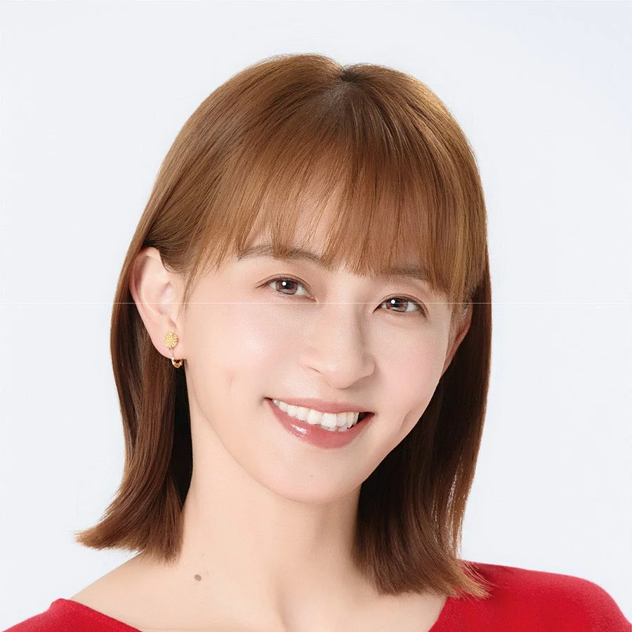 肩までの茶色の髪で赤い服を着た女性