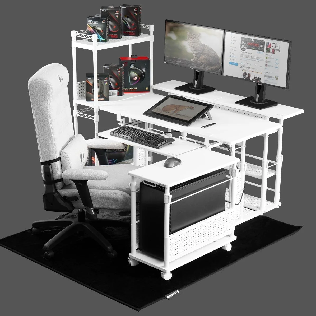 白を基調としたゲーミングデスクとチェア、デュアルモニター、ペンタブレットを備えたモダンなPCセットアップ。ASUS ROGのゲーミングデバイスが展示され、画面には猫の画像やイラストが表示されている。機能的でスタイリッシュな作業・ゲーム環境。