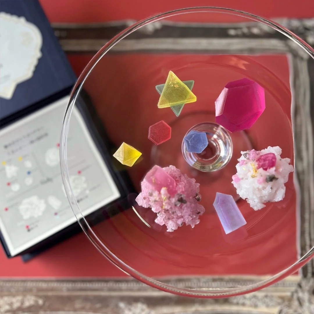 ガラス皿に盛られた色とりどりの琥珀糖