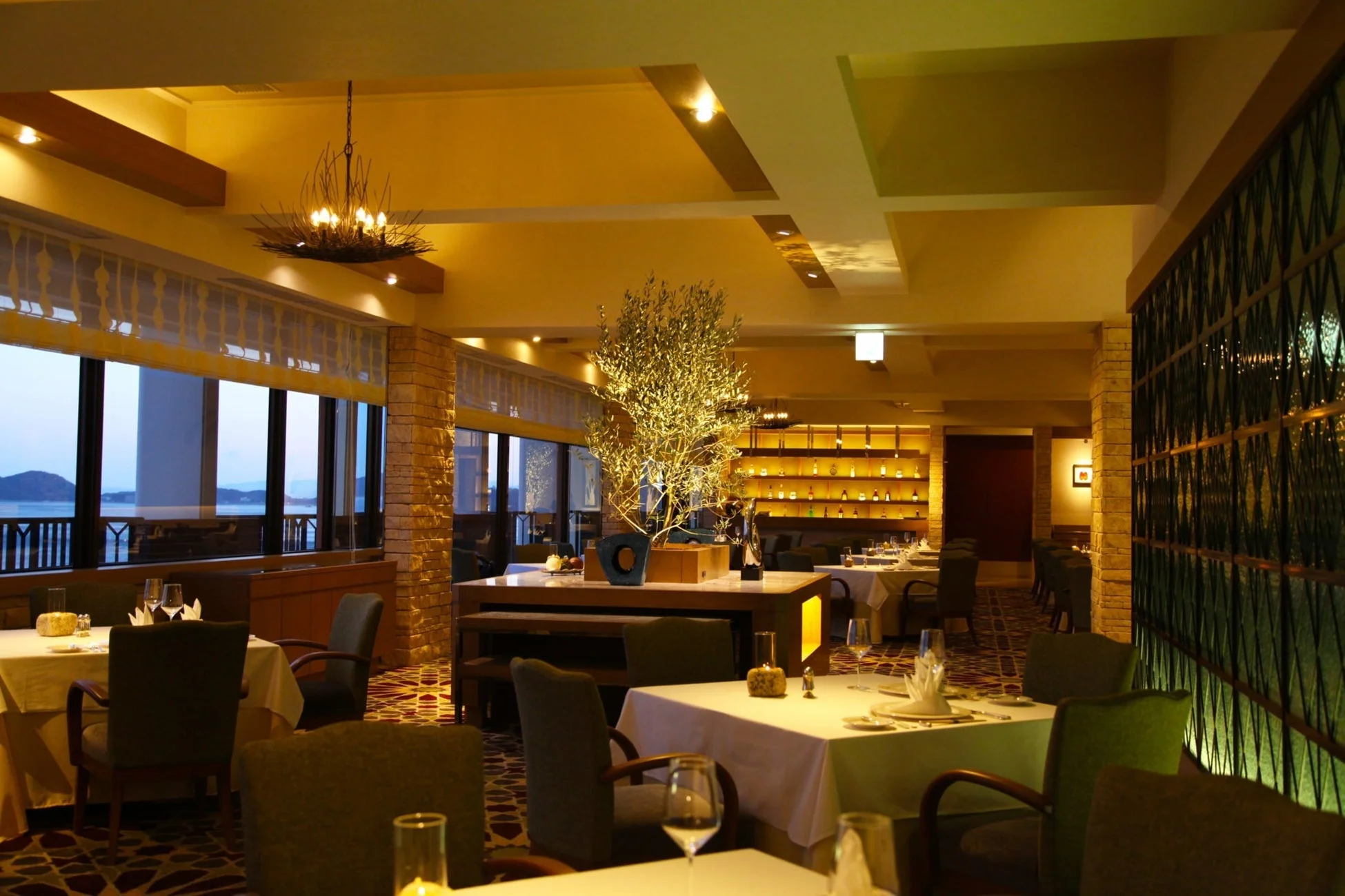 高級感あるレストランの室内