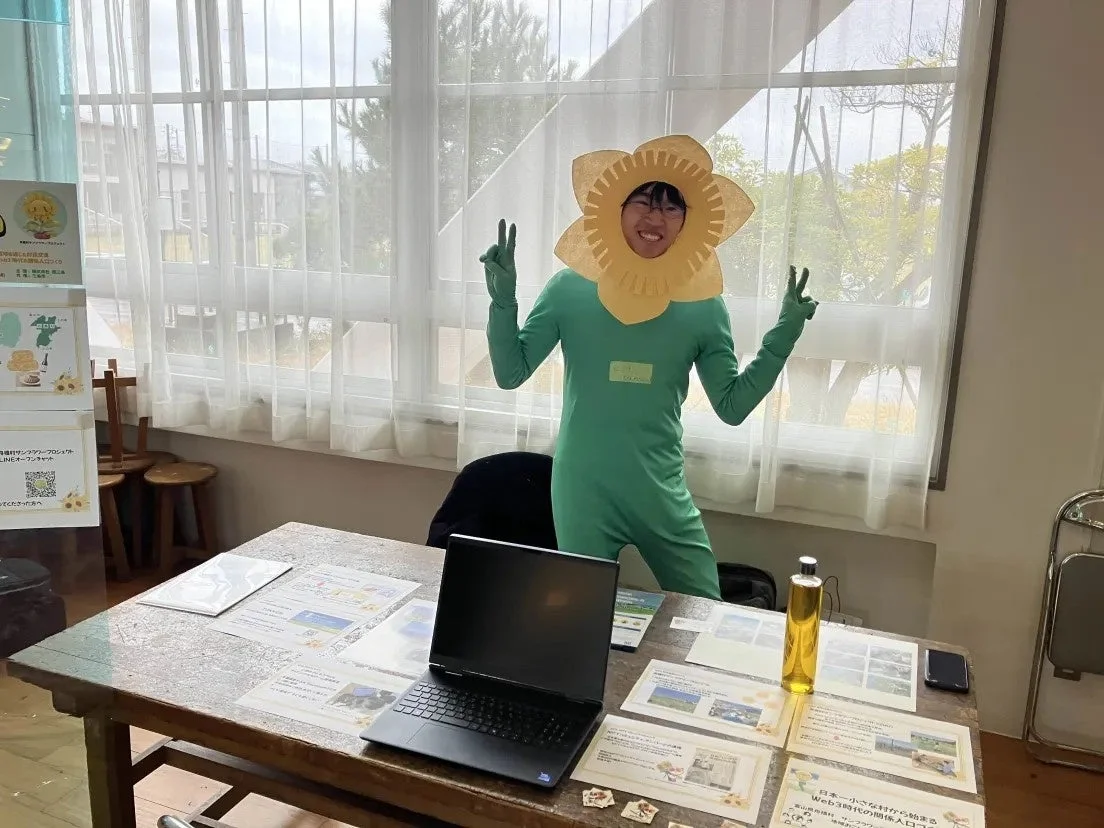 ひまわりの着ぐるみを着た舟橋村DAOマネージャーのにしけんさん