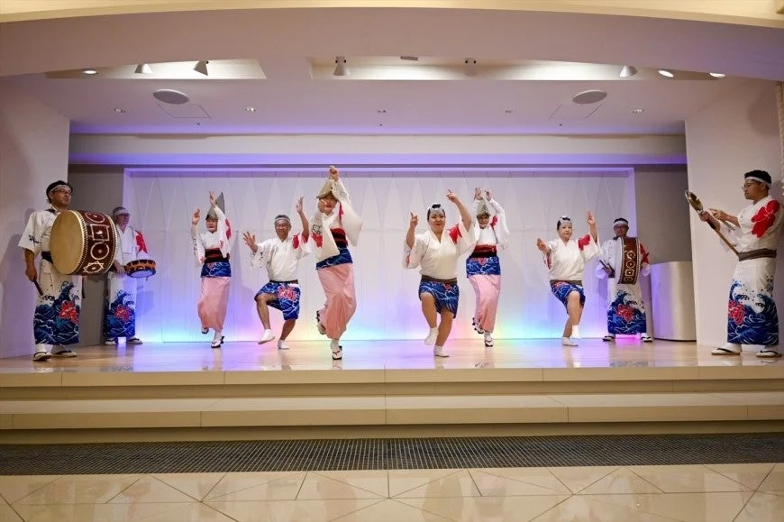 日本の伝統芸能を披露する人々