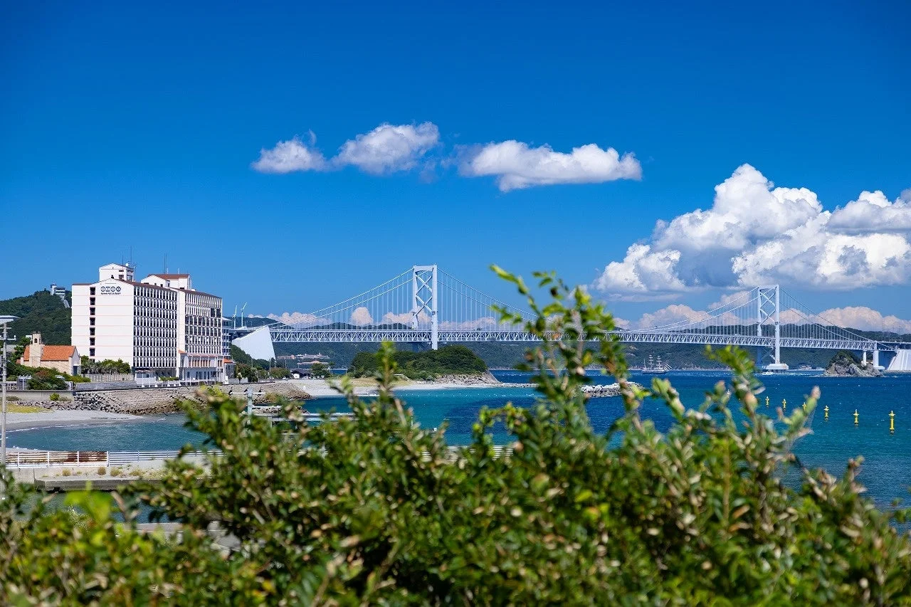 ホテル外観と大鳴門橋