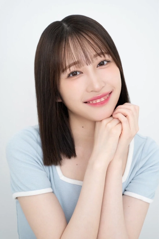 明るい笑顔の若い女性のポートレート