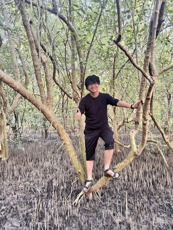 人物,男性,笑顔,自然,森林,マングローブ,木,枝,アウトドア,冒険,旅行,親指を立てる,湿地,泥,熱帯
