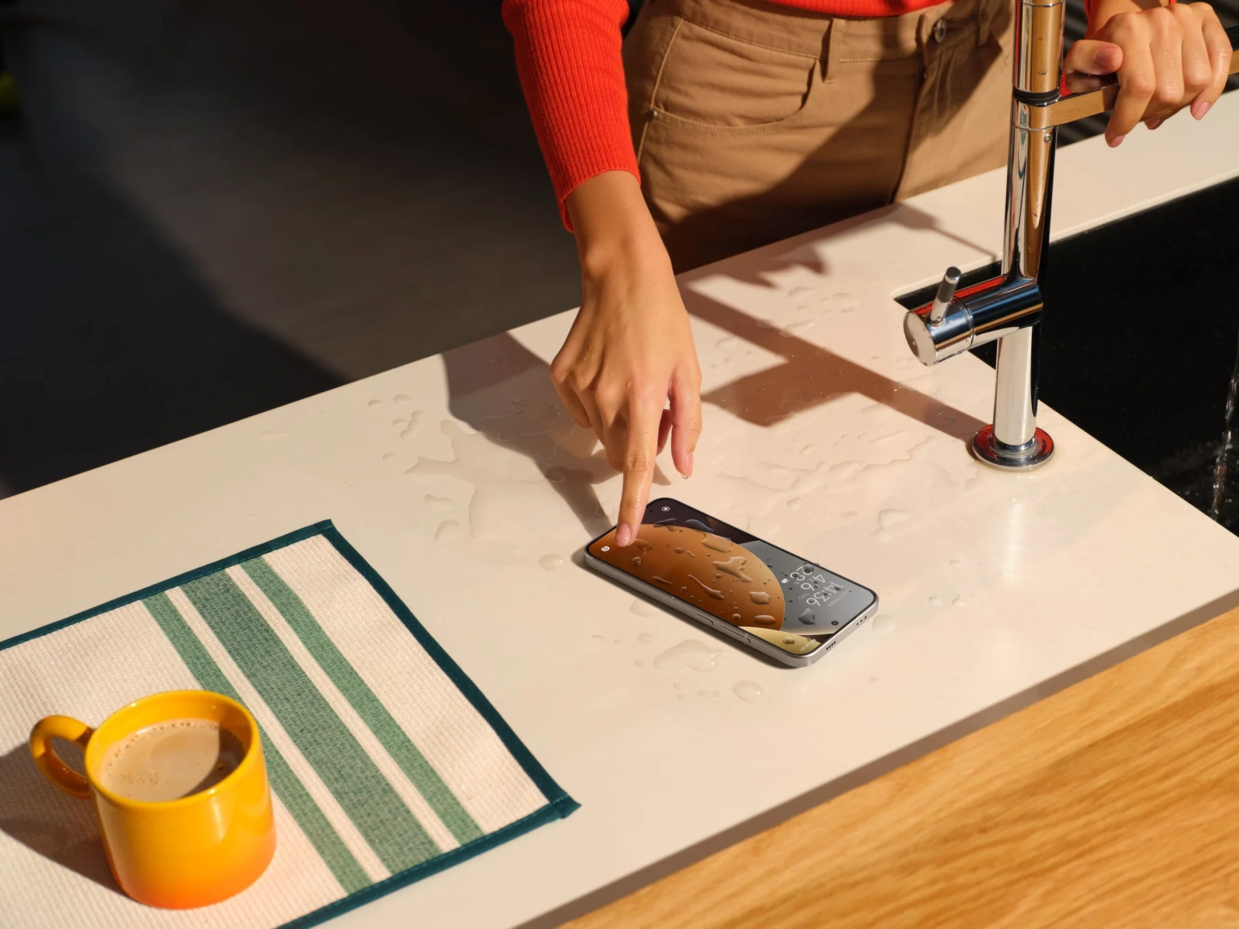 キッチンでのスマホ操作