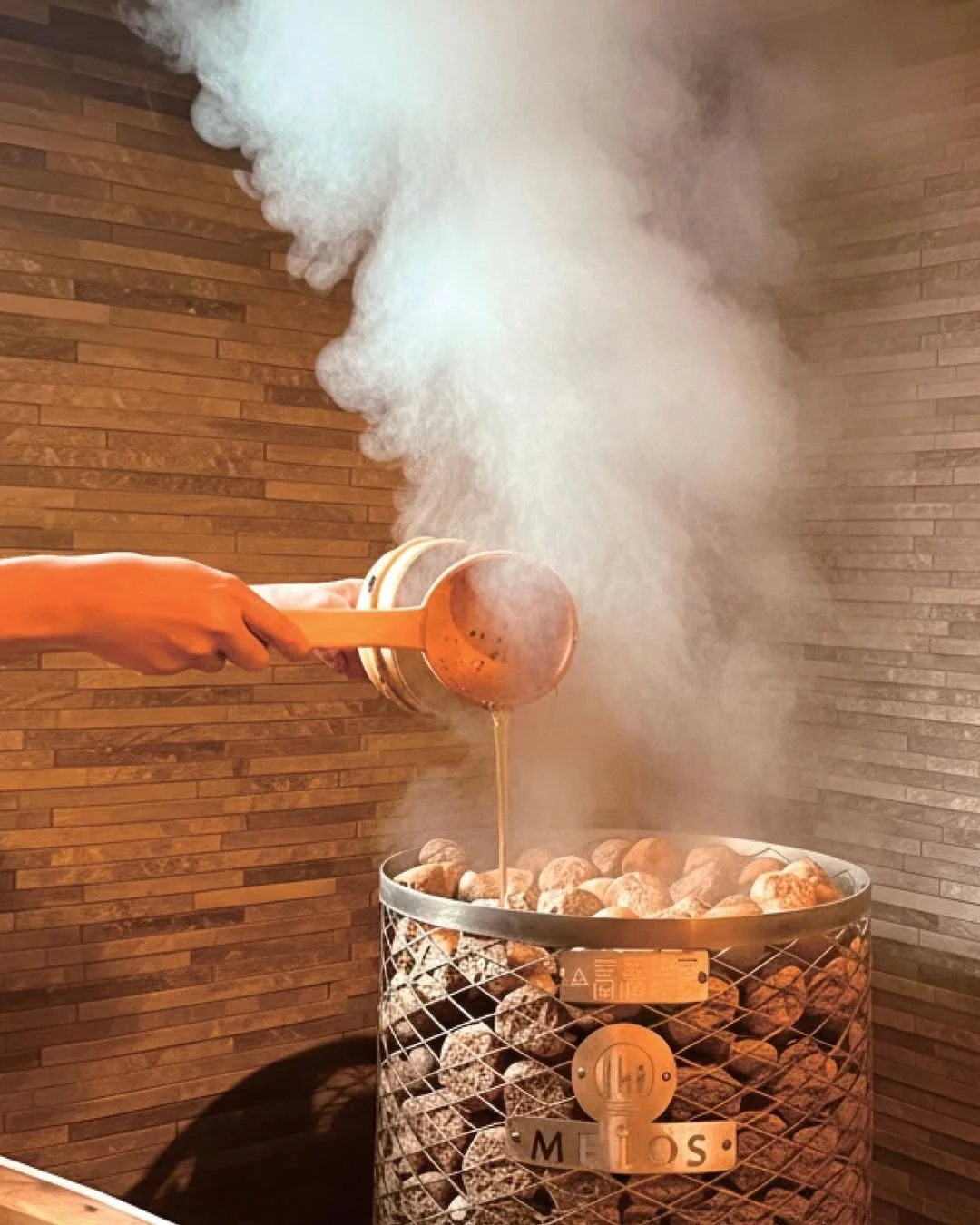 サウナストーンに水をかける様子