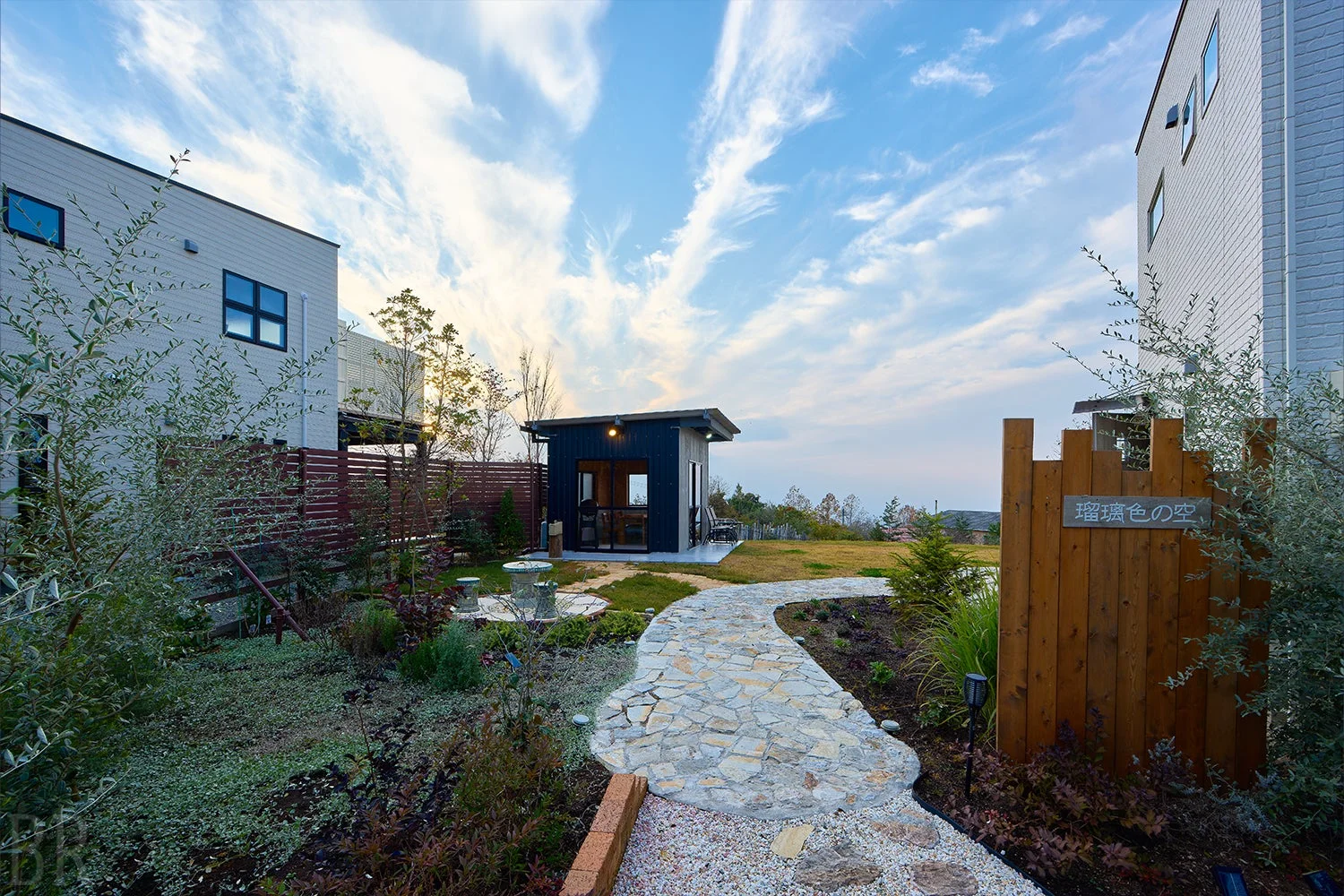 庭と小道がある施設の外観