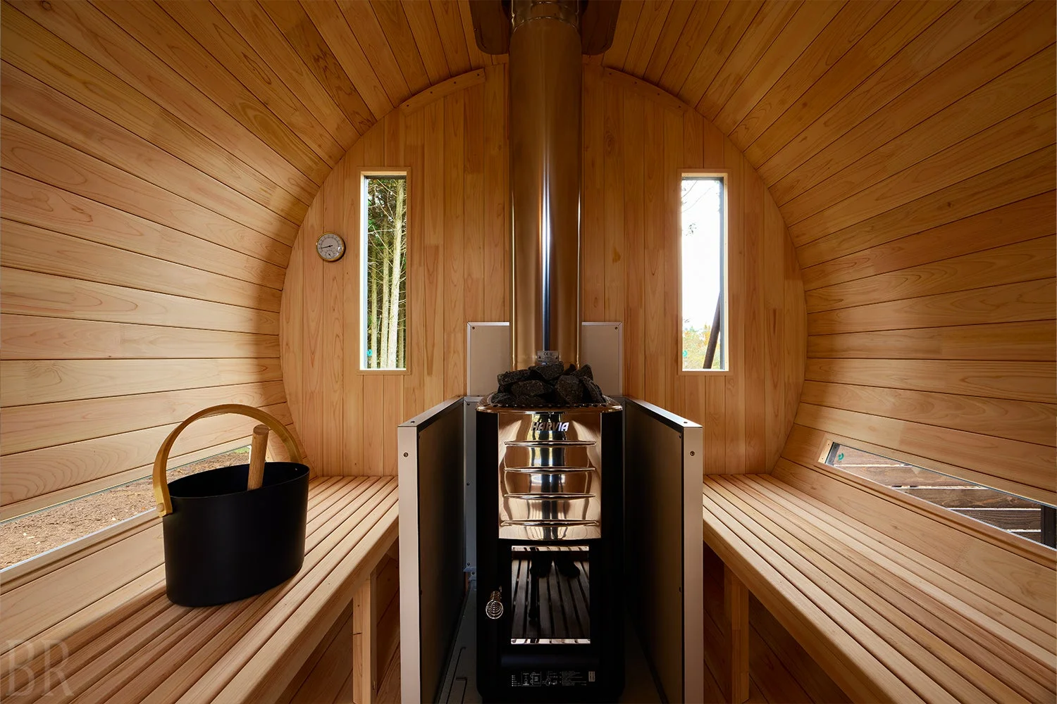 木材で構成されたバレルサウナの内部