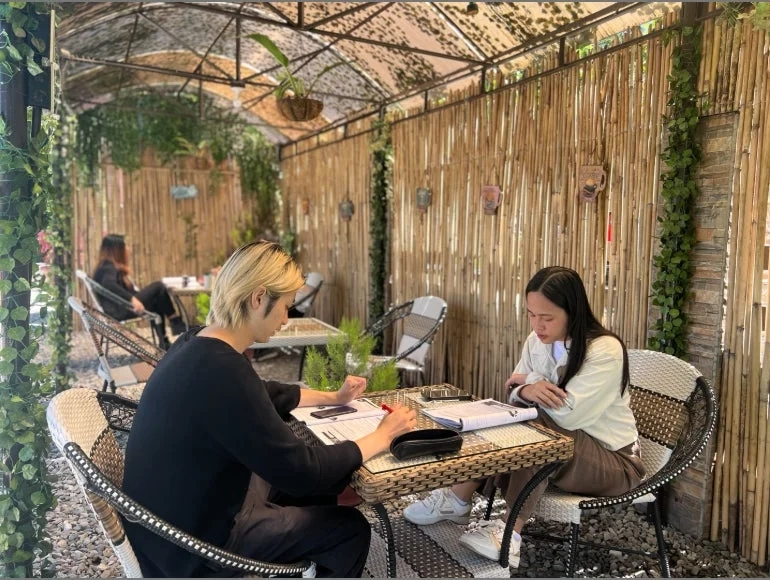 屋外で勉強する学生たち