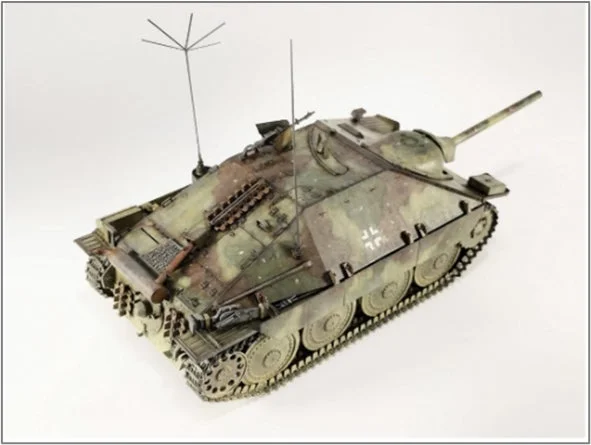 迷彩塗装された戦車模型の画像