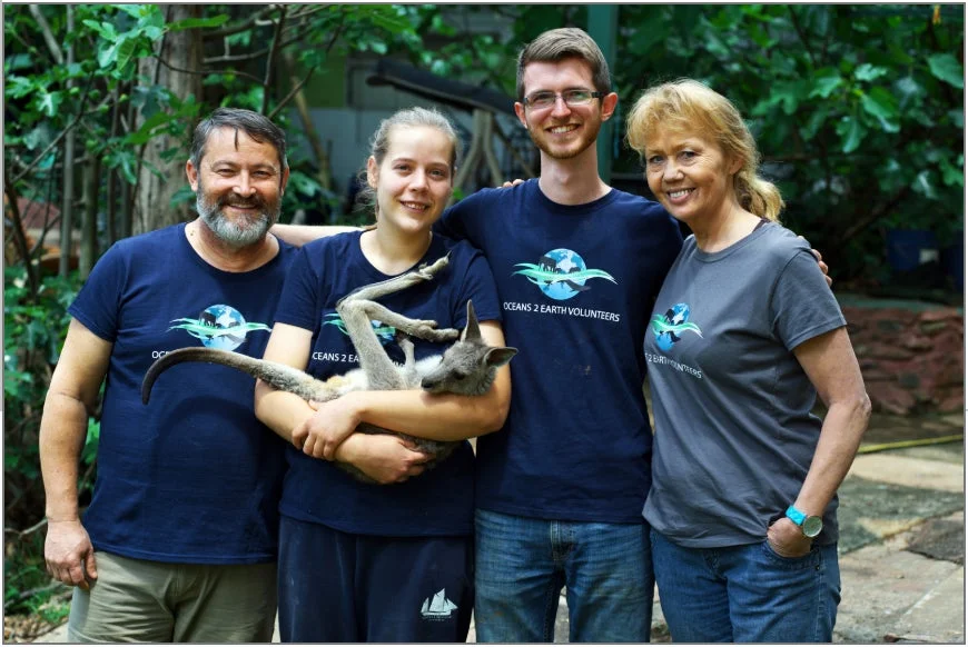 ボランティア活動をする若者たち