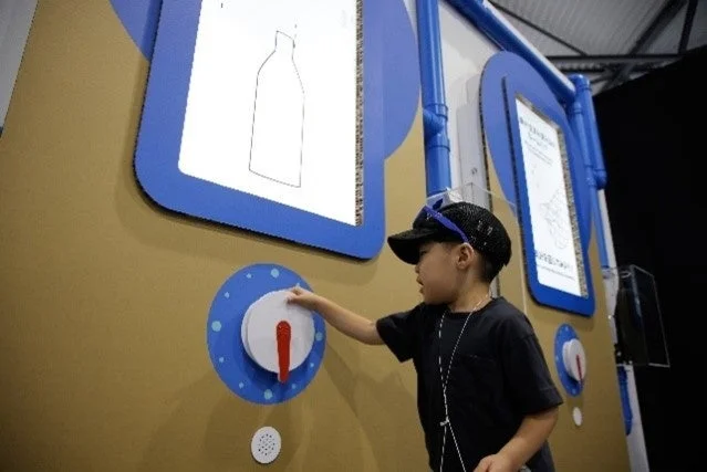 子供がインタラクティブ展示を体験している様子