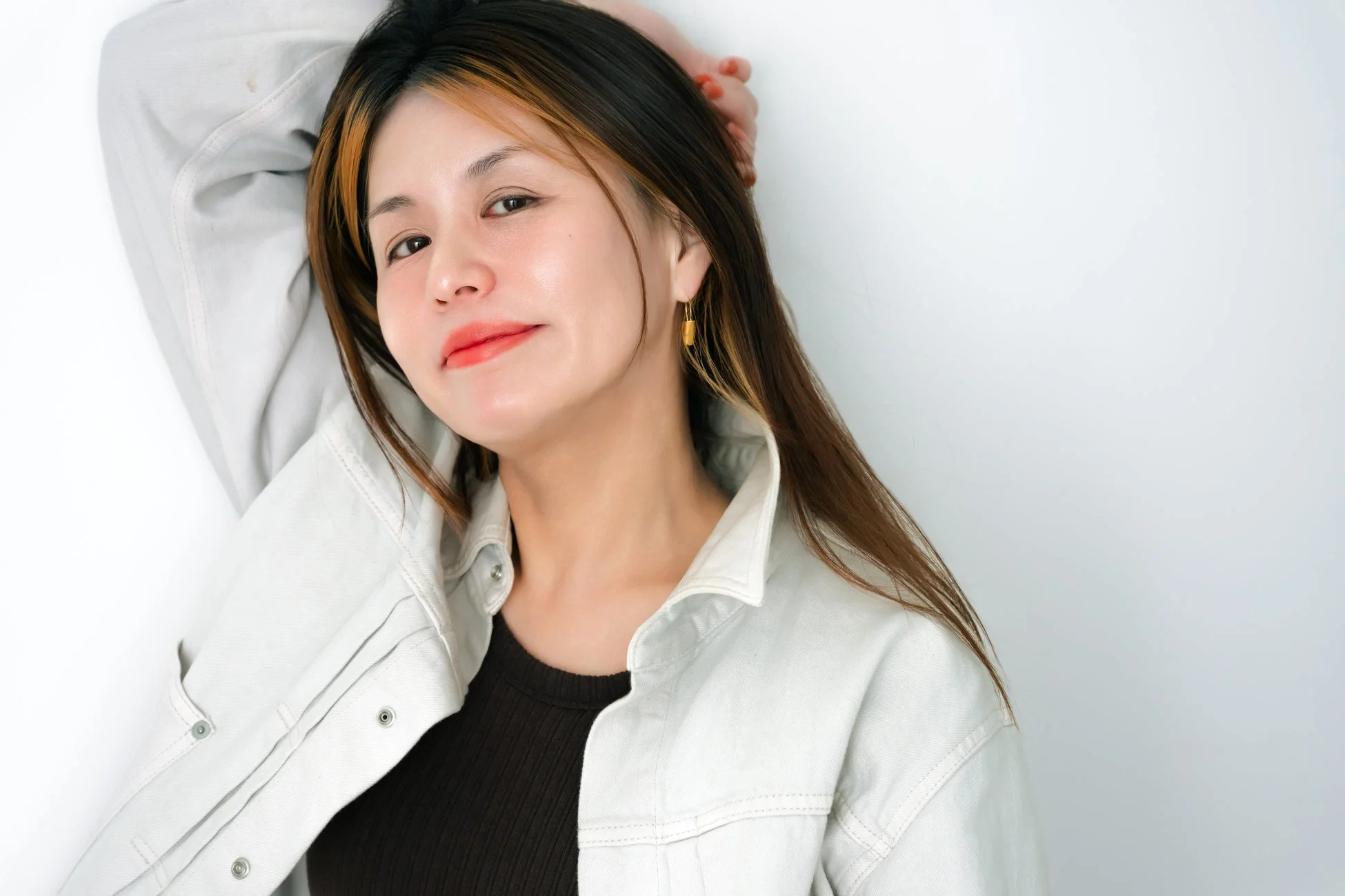 優しく微笑む女性のポートレート