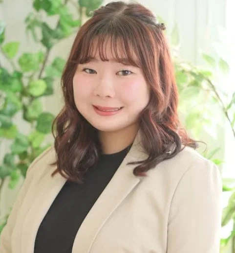 笑顔で正面を向いている女性のポートレート