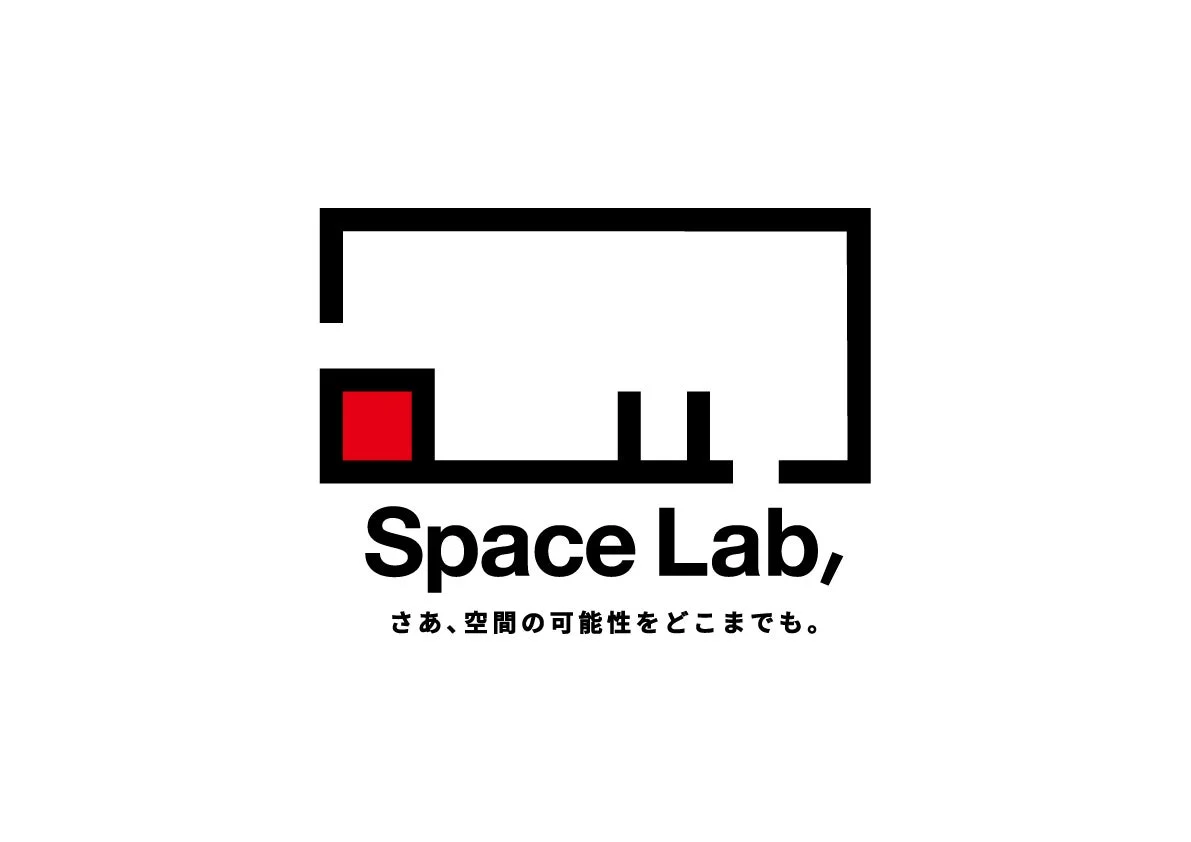 白地に黒と赤で構成された「Space Lab」のロゴ