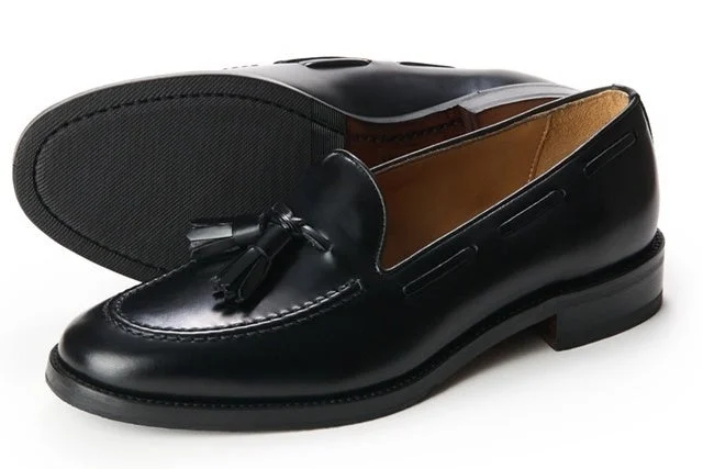 黒のタッセルローファー