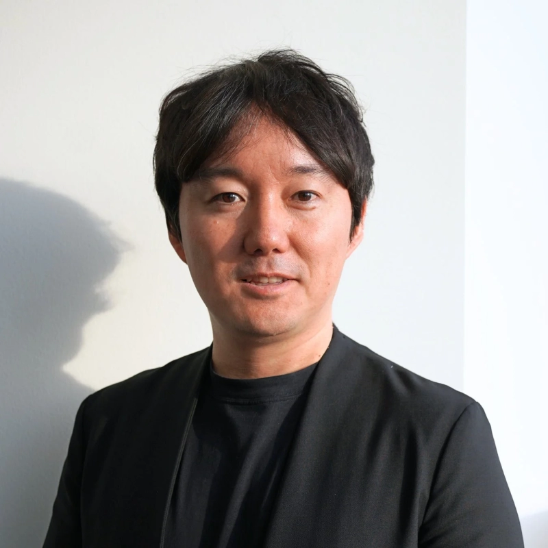 白い背景の前で微笑む男性のポートレート