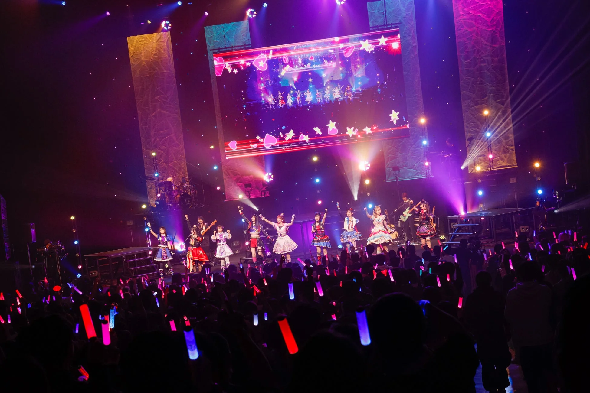 ライブ中のステージの様子