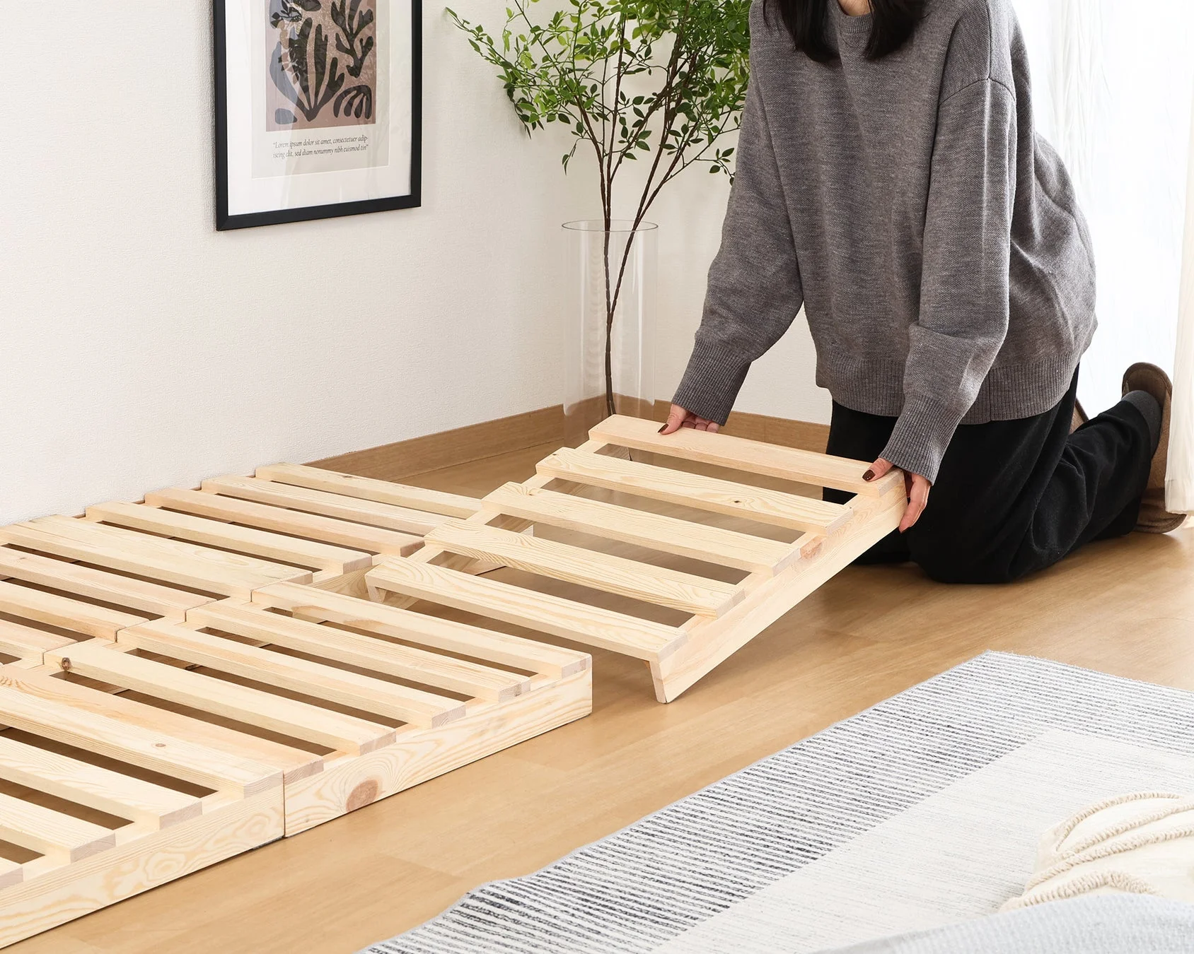 パレットベッドを組み立てる女性