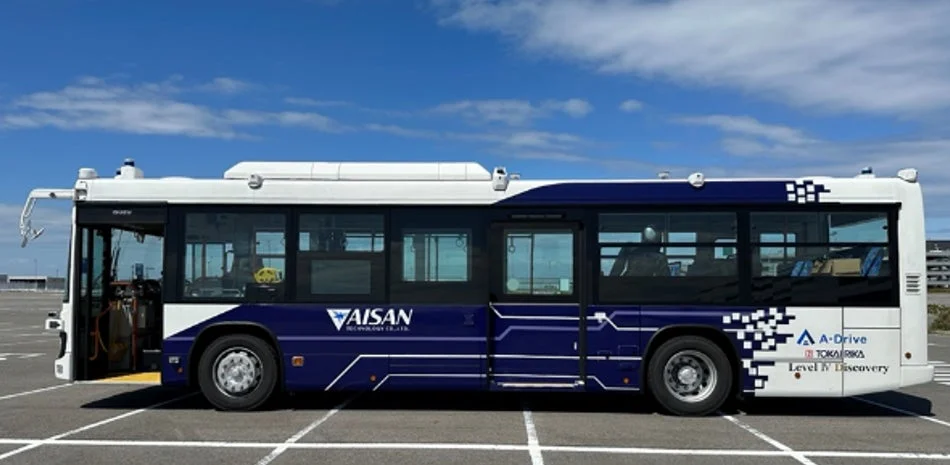 青と白の車体が特徴的な自動運転バス
