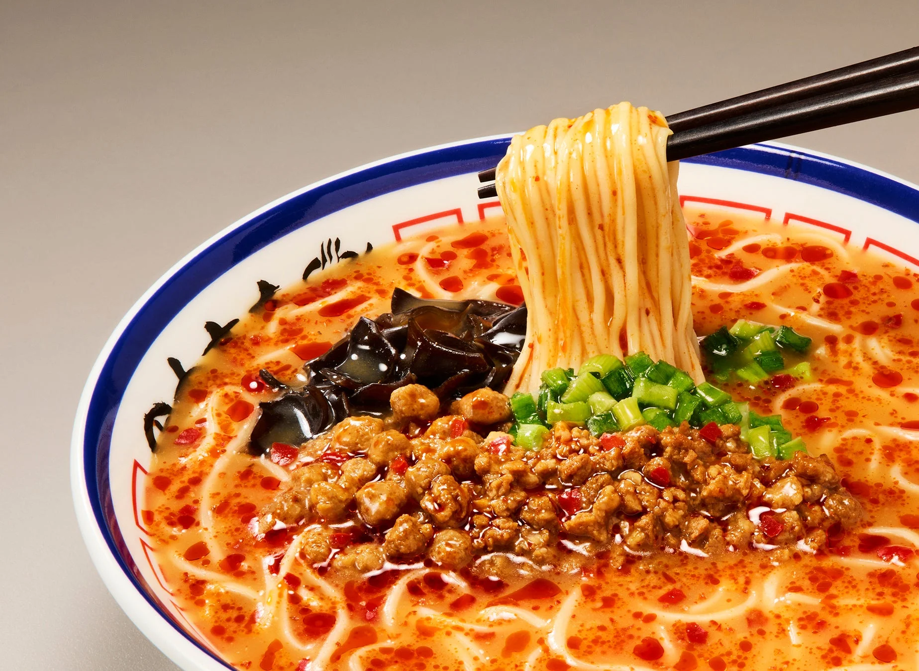 辛そうな赤いスープのラーメン