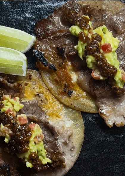 皿に盛られたタコス