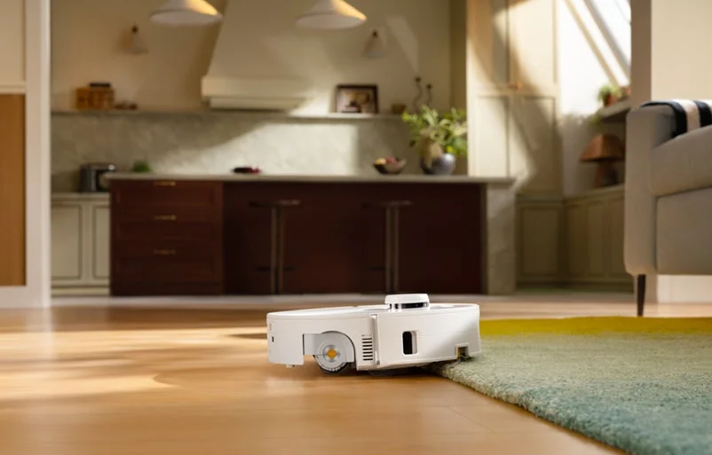 フローリングからラグへ移動するRoborock Saros 20