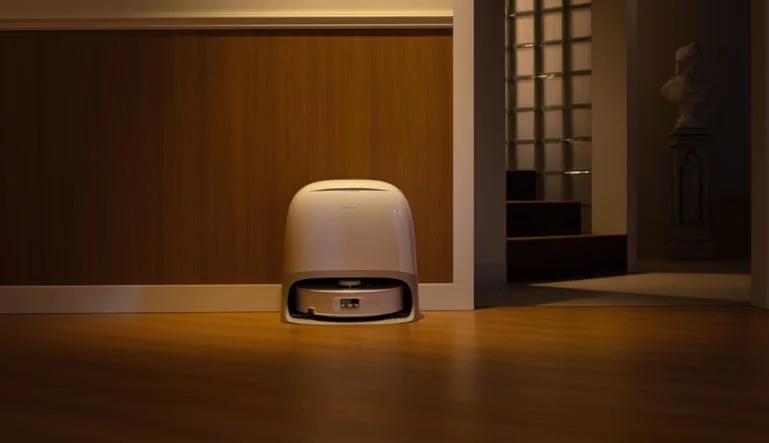 充電ドックにドッキングするRoborock Saros 20